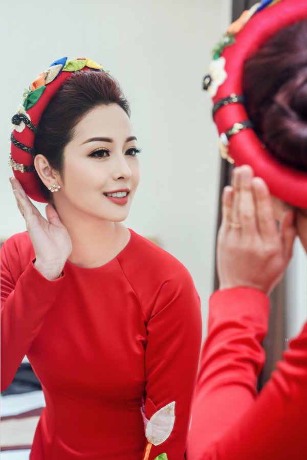 MC JENNIFER PHAM WORE AO DAI WITH LOTUS EMBELLISHED